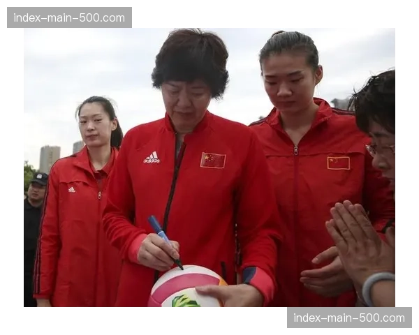 特写：传奇教练郎平现身宁波训练基地，观摩中国女排训练