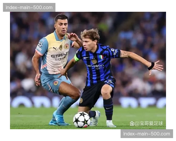 终场哨响，洛里昂老将门将独自向空荡的客队看台鼓掌致意