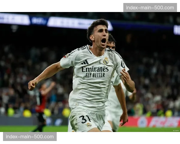 夜幕下的皮斯胡安：塞维利亚球迷在失利后依然高歌鼓舞球队