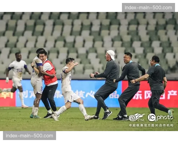 【2026年4月中超联赛·赛中·特写特写镜头:争议判罚后,沧州雄狮主帅肇俊哲在场边与第四官员平静交流 【2026年4月中超联赛·赛中·特写特写镜头:争议判罚后,沧州雄狮主帅肇俊哲在场边与第四官员平静交流